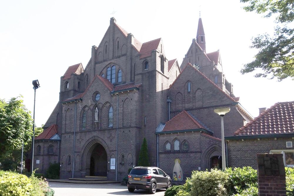 De bakstenen Onze-Lieve-Vrouwekerk in Hengelo met haar torens